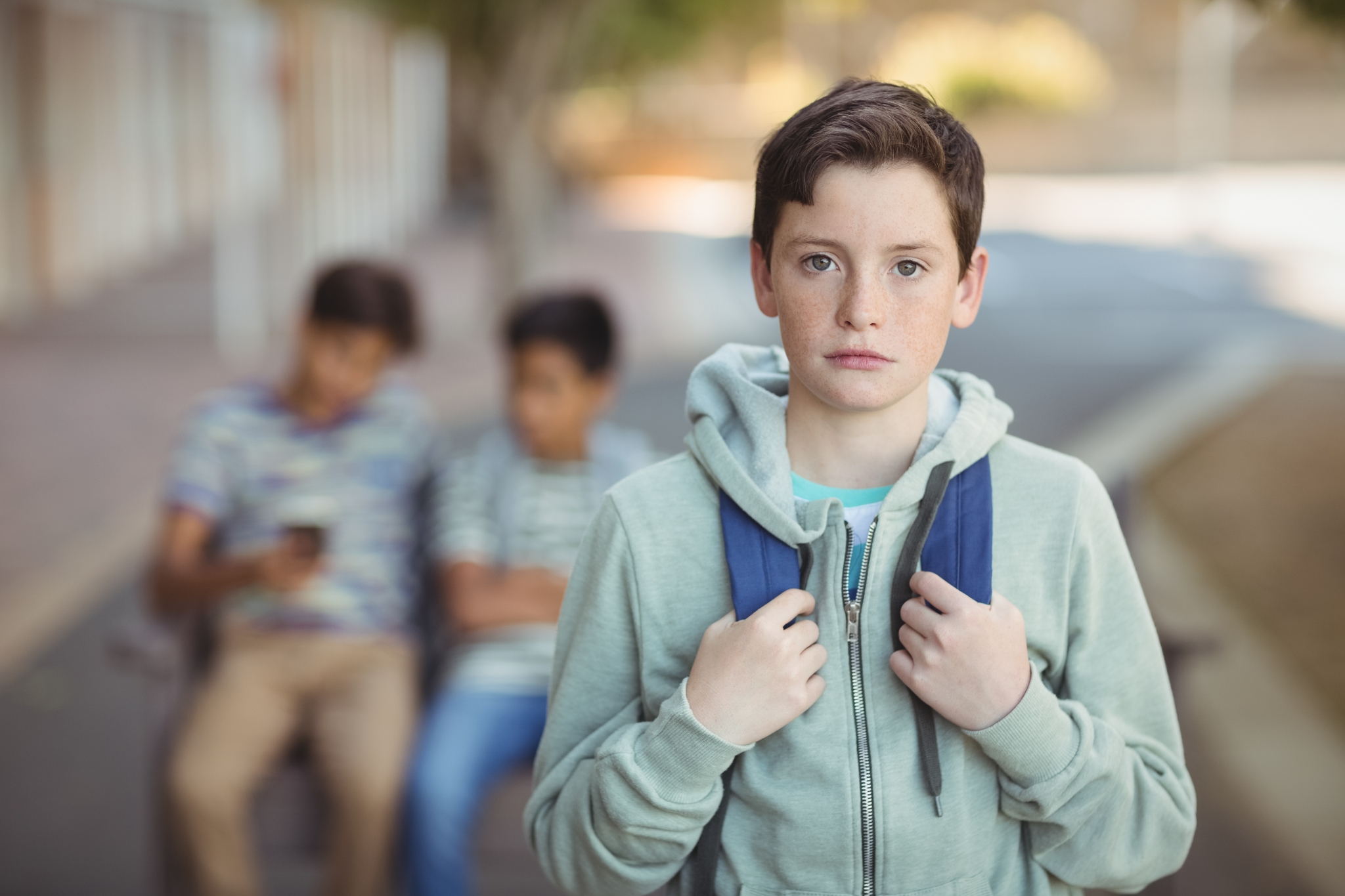 Кампус мальчик. Sad boy в школе. Sad schoolboy standing. Грустный школьник стоя. Sad schoolboy.